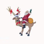 Grappig rendier staand met de kerstman