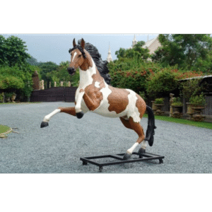 Paard steigerend levensgroot