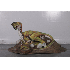 Leen van Dam Decoraties - Oviraptor op nest met eieren